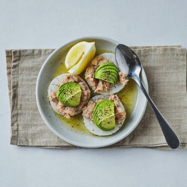Tuna and Avocado on Rice Cakes